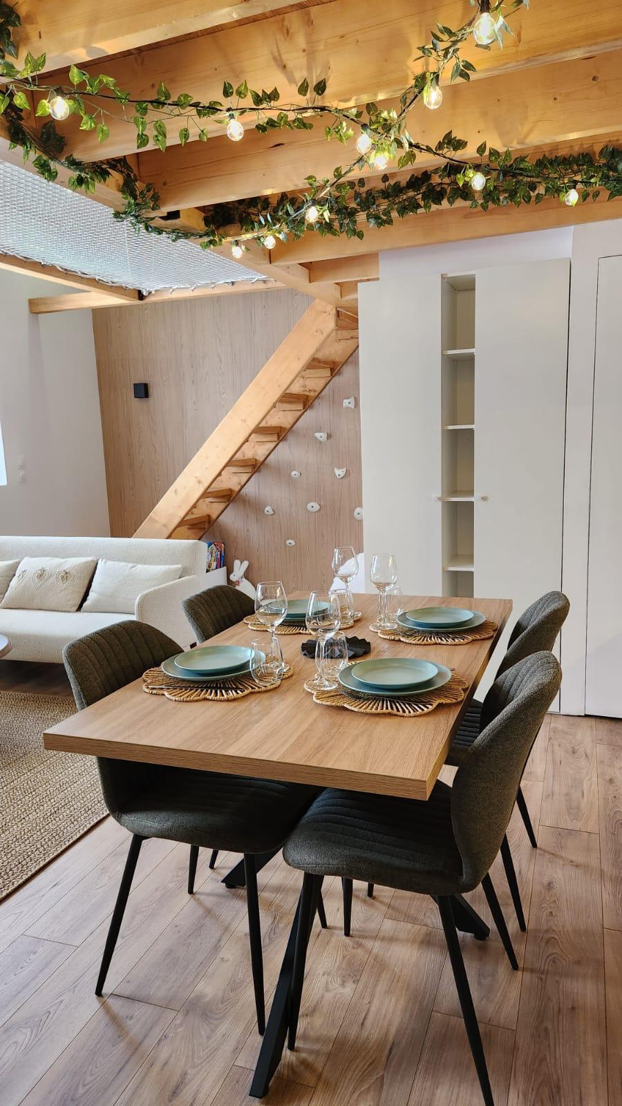 Intérieur chaleureux de La Cabane avec ambiance bois et espace familial